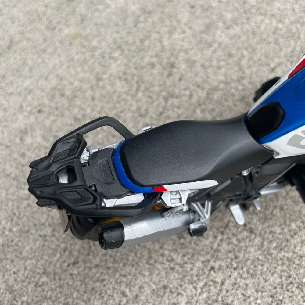 2019 BMW R1250 GS Diecast Motorcycle Model 1:12 Maisto - Picture 7 of 16